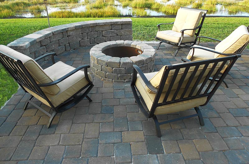 tremron olde towne santa fe pavers with firepit